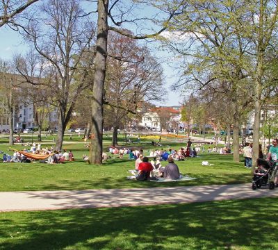 © Stadt Kaiserslautern Viele Lautrer und Touristen sonnen sich auf den Wiesen des Stadtparks. Ob bei einem guten Buch, Musik oder auf dem Spielplatz, hier ist das volle Leben.