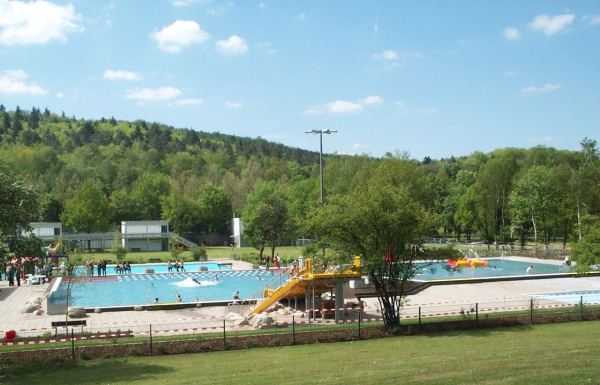 Badegäste schwimmen und planschen im Warmfreibad Kaiserslautern. 