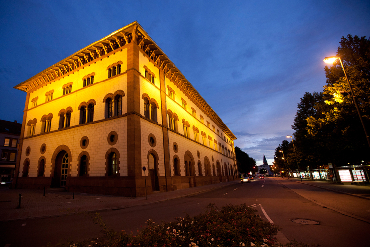 © view - die agentur Ein Bild voin der Fruchthalle bei Dämmerung von der Verkehrsinsel an der Burgstraße aus © view - die agentur