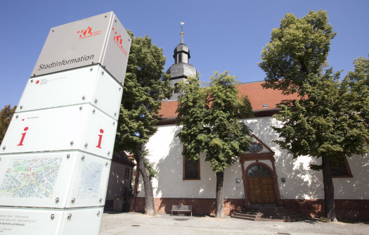 © view - die agentur Aufnahme der Kleinen Kirche. Im Vordergrund links sieht man eine Stadtinfosäule. © view - die agentur