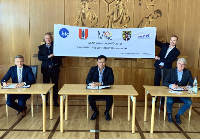© Landkreis Kaiserslautern Landrat Ralf Leßmeister, MING-Geschäftsführer Yao-Min Nico Au und Oberbürgermeister Klaus Weichel bei der Vertragsunterzeichnung. Im Hintergrund die beiden WFK-Geschäftsführer Stefan Weiler und Philipp Pongratz. © Landkreis Kaiserslautern