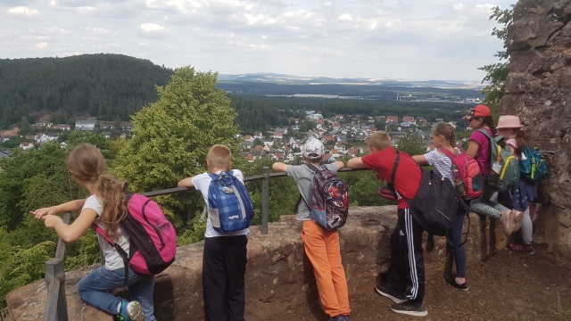Genießen die Aussicht - die Kinder bei der städtischen Ferienbetreuung
© Stadt Kaiserslautern Genießen die Aussicht - die Kinder bei der städtischen Ferienbetreuung
© Stadt Kaiserslautern
