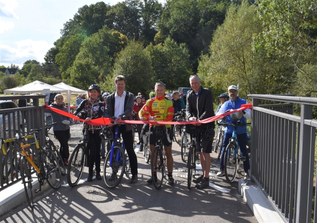 Beim Zerschneiden des Bandes: Anja Pfeiffer, Harald Westrich, Ralf Leßmeister und Peter Kiefer (v.l.). Links daneben die städtische Radverkehrsbeauftragte Julia Bingeser, rechts der Ortsvorsteher des Ortsbezirks Erzhütten/Wiesenthalerhof, Thorsten Peermann. © Stadt Kaiserslautern