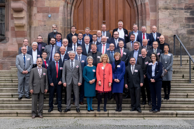 Das Aktionsbündnis Für die Würde unserer Städte am 9. November vor dem Saarbrücker Rathaus  © Landeshauptstadt Saarbrücken 