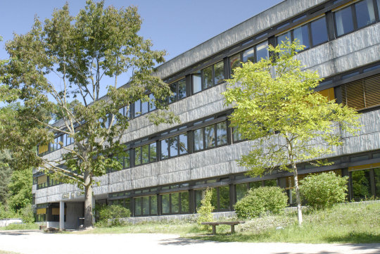 Schulgebäude in der Sonne © Schule am Beilstein
