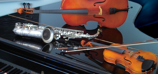 Verschiedene Instrumente auf einem Steinway & Sons - Flügel. Eine Violine, eine Viola und ein Saxophon sind aufgestellt.