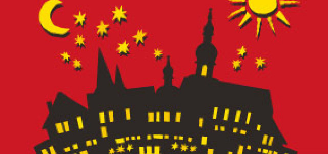 Logo Altstadtfest. Die Umrisse einer hell erleuchteten, lebhaften Stadt auf rotem Grund und darüber der Mond und die Sonne mit den leuchtenden Sternen.