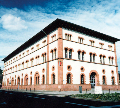 Eine Ansicht der Außenfassade von vorne und von der Seite.