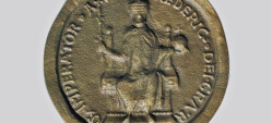 Das Barbarossasiegel mit der Abbildung des herrschenden Kaisers Barbarossa auf dem Thron mit Kaiserwürden. 
Schrift: FREDERIC DEI GRA ROMANO IMPERATOR AVGS