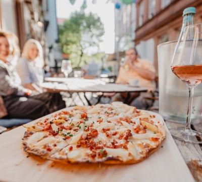 Thomas Linkel, Lizenz CC-BY Flammkuchen und pfälzischer Wein.