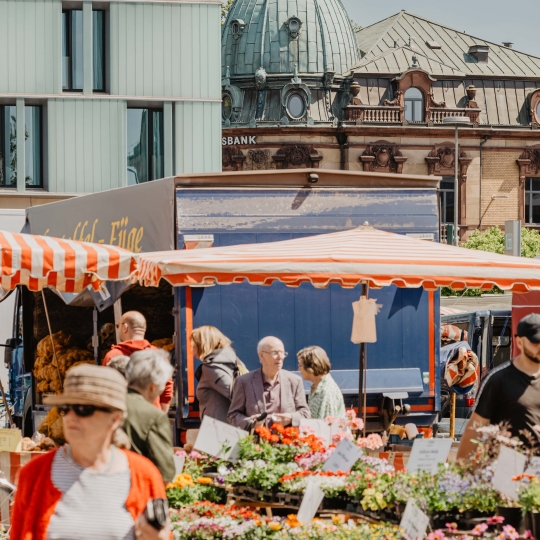 Wochenmarkt mit Volksbank im Hintergrund