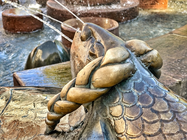 © Stadt Kaiserslautern Man sieht den Fisch, der Wasser spuckt. Eine der vielen Figuren am Kaiserbrunnen. © Stadt Kaiserslautern