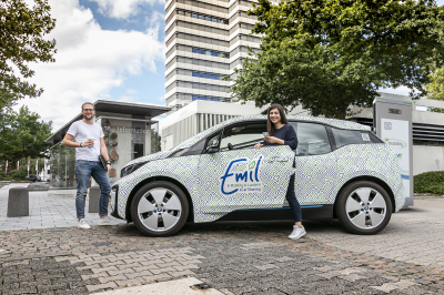 Foto eines Elektroautos der Stadtwerke Kaiserslautern mit dem Schriftzug Emil